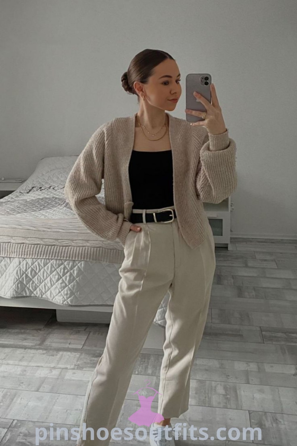 Smart casual outfit for women featuring stylish blazer and chic accessories, perfect for the office and business casual settings. Outfits inspire elegance and comfort for workdays, showcasing best outfits to look expensive and classy. Get inspired at pinshoesoutfits.com.