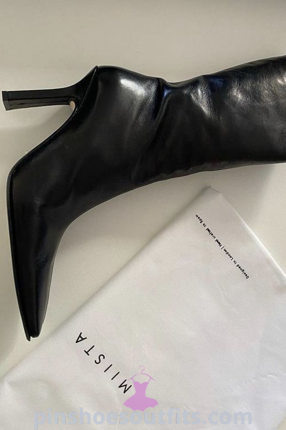 Chic outfit featuring jeans with heels and 90s boots, capturing a stylish aesthetic inspired by nostalgia and everyday elegance. Perfect for women seeking outfit ideas to look chic and fashionable. Find more inspiring outfit ideas at pinshoesoutfits.com