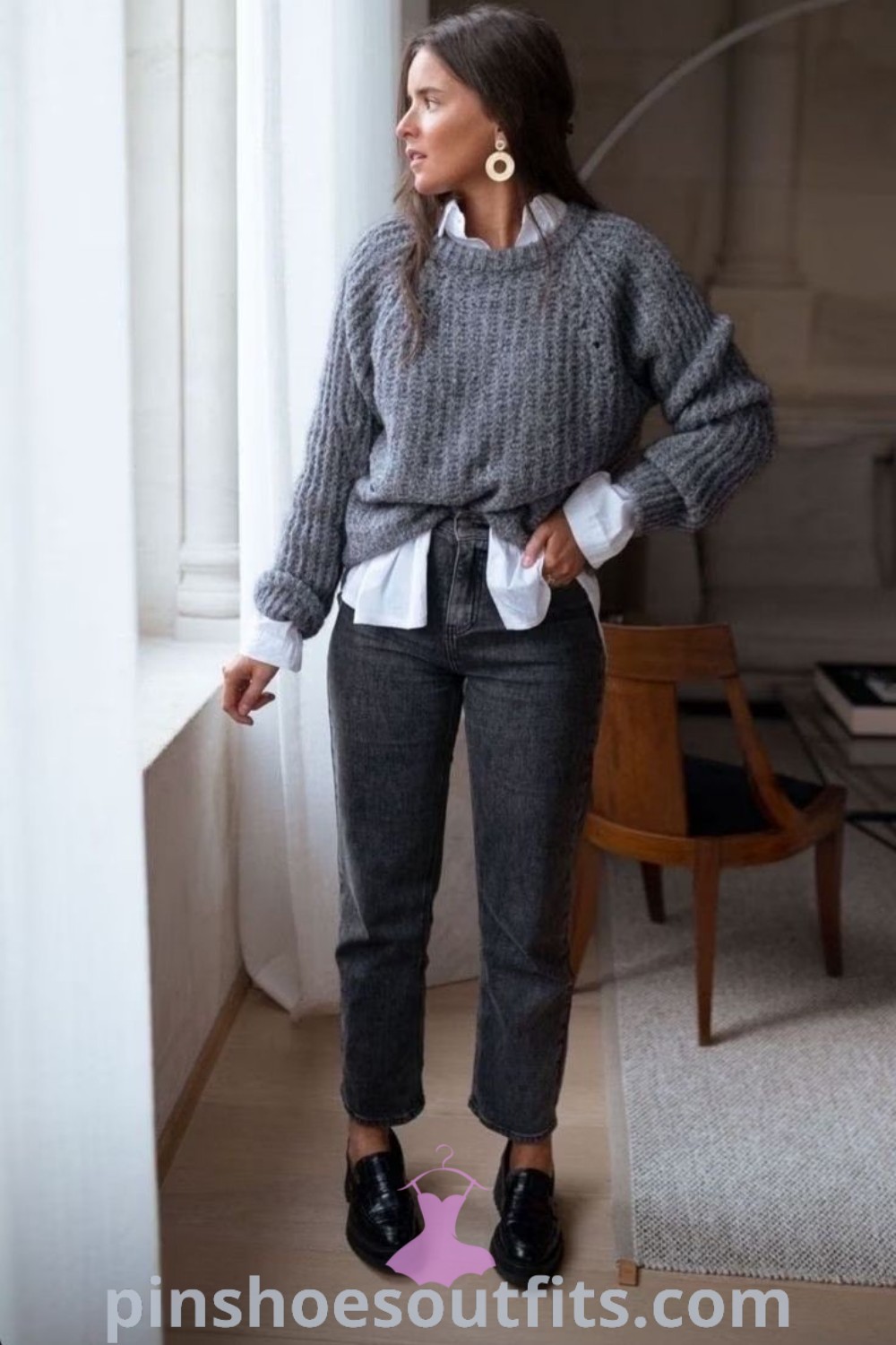 Stylish autumn office outfits featuring a cozy pull en laine, grey leggings, and black pantalon, perfect for lunch with friends or winter parties. Discover chic outfit ideas and inspiring styles for women at pinshoesoutfits.com.