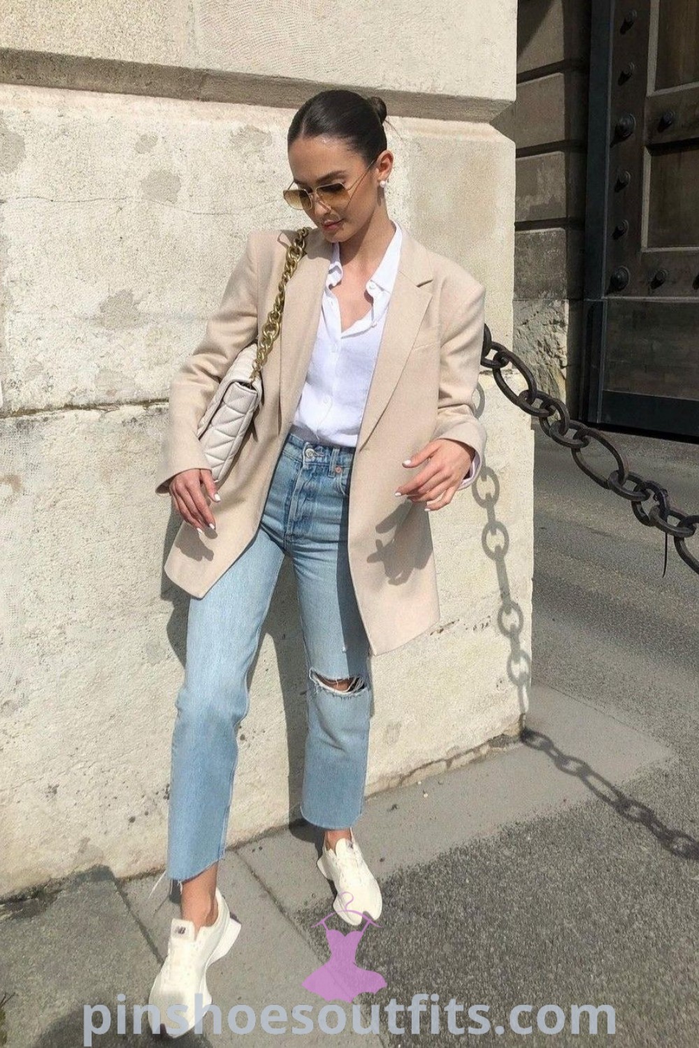 Elegant office looks with sneakers and blazers for women, featuring white sneakers and stylish outfit ideas that combine comfort and sophistication. Discover fashion tips for 70-degree weather outfits at pinshoesoutfits.com.