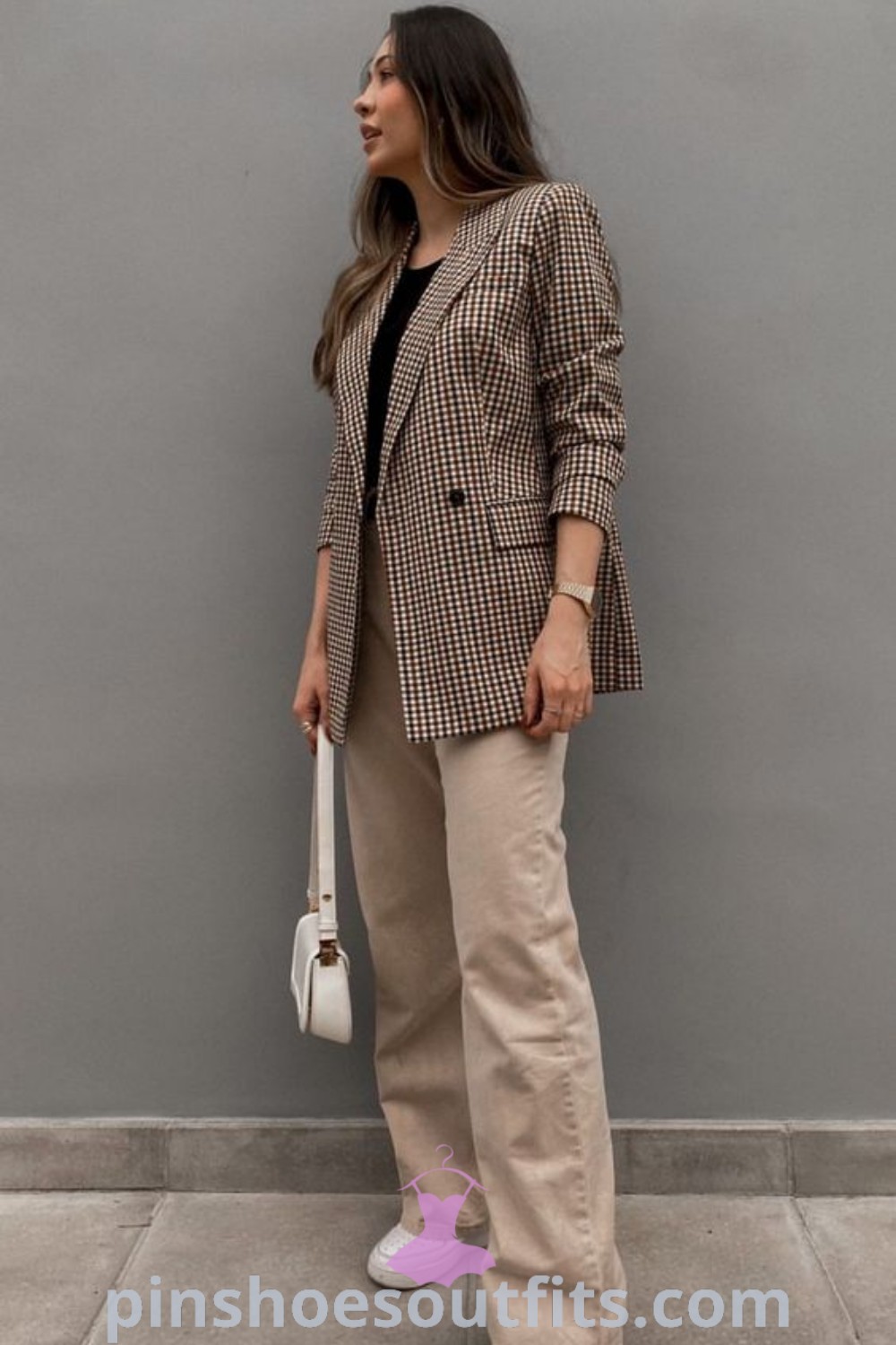 Casual blazer outfit for women featuring warm tights, stylish smart casual wear, and elegant blazer outfits. Ideal job clothes for office settings and everyday elegance, showcasing outfit ideas to inspire your look this season. Discover more at pinshoesoutfits.com