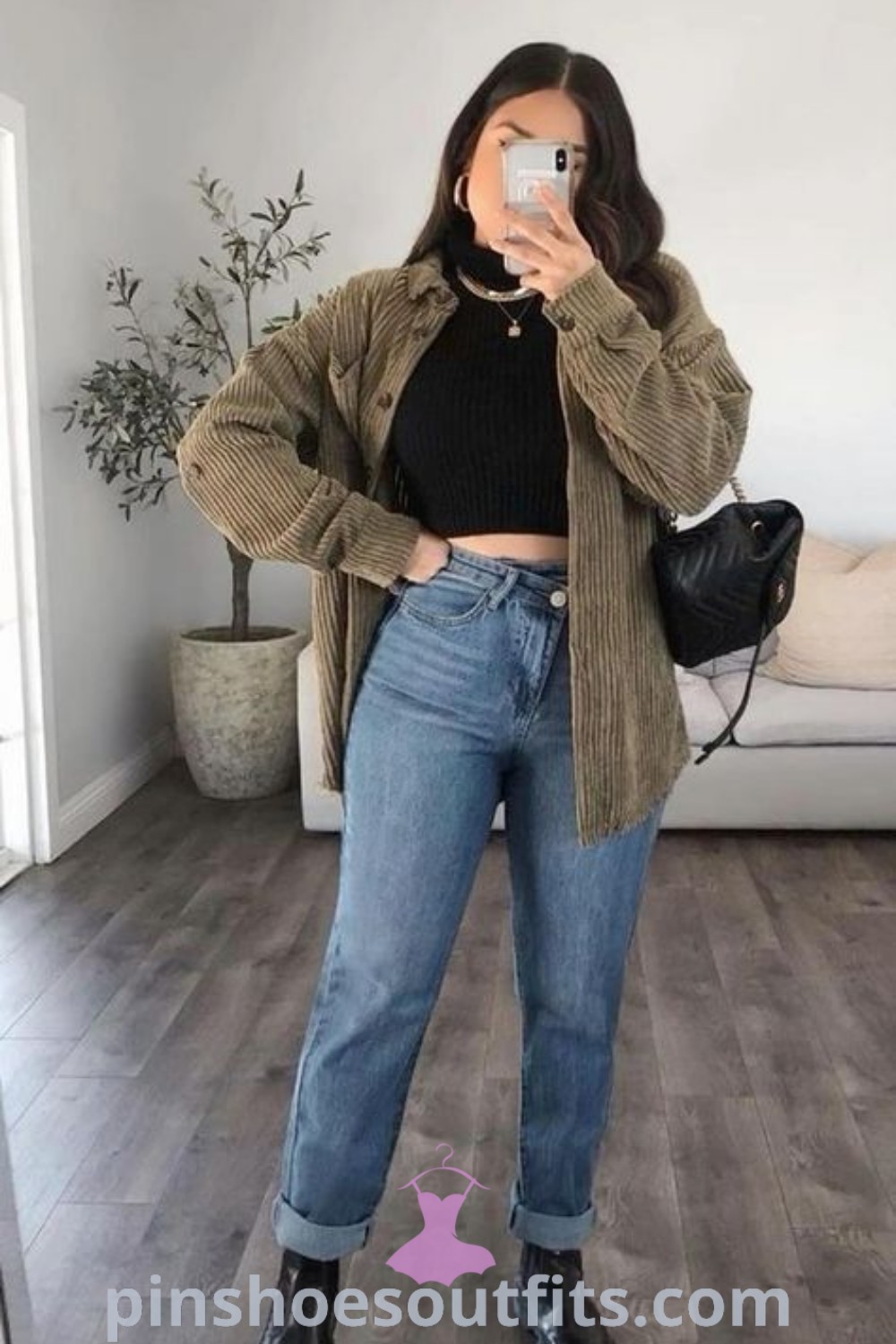 Stylish curvy girl fall outfits showcasing 80s fashion with oversized sweaters and tailored jeans. Perfect for casual fall outings, these outfits offer both comfort and elegance. Explore outfit inspo and ideas to look chic and sophisticated this season at pinshoesoutfits.com.