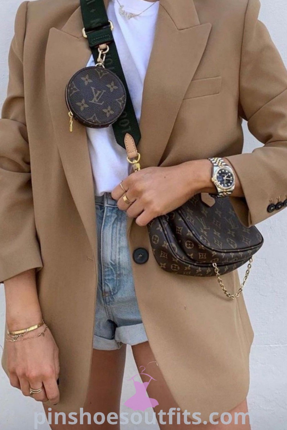Chic brown blazer outfits for women, featuring versatile styles perfect for casual wear and autumn vibes. Discover outfit ideas to look chic and elegant, with fashionable suggestions that every woman must try. Explore more inspiring ideas at pinshoesoutfits.com.
