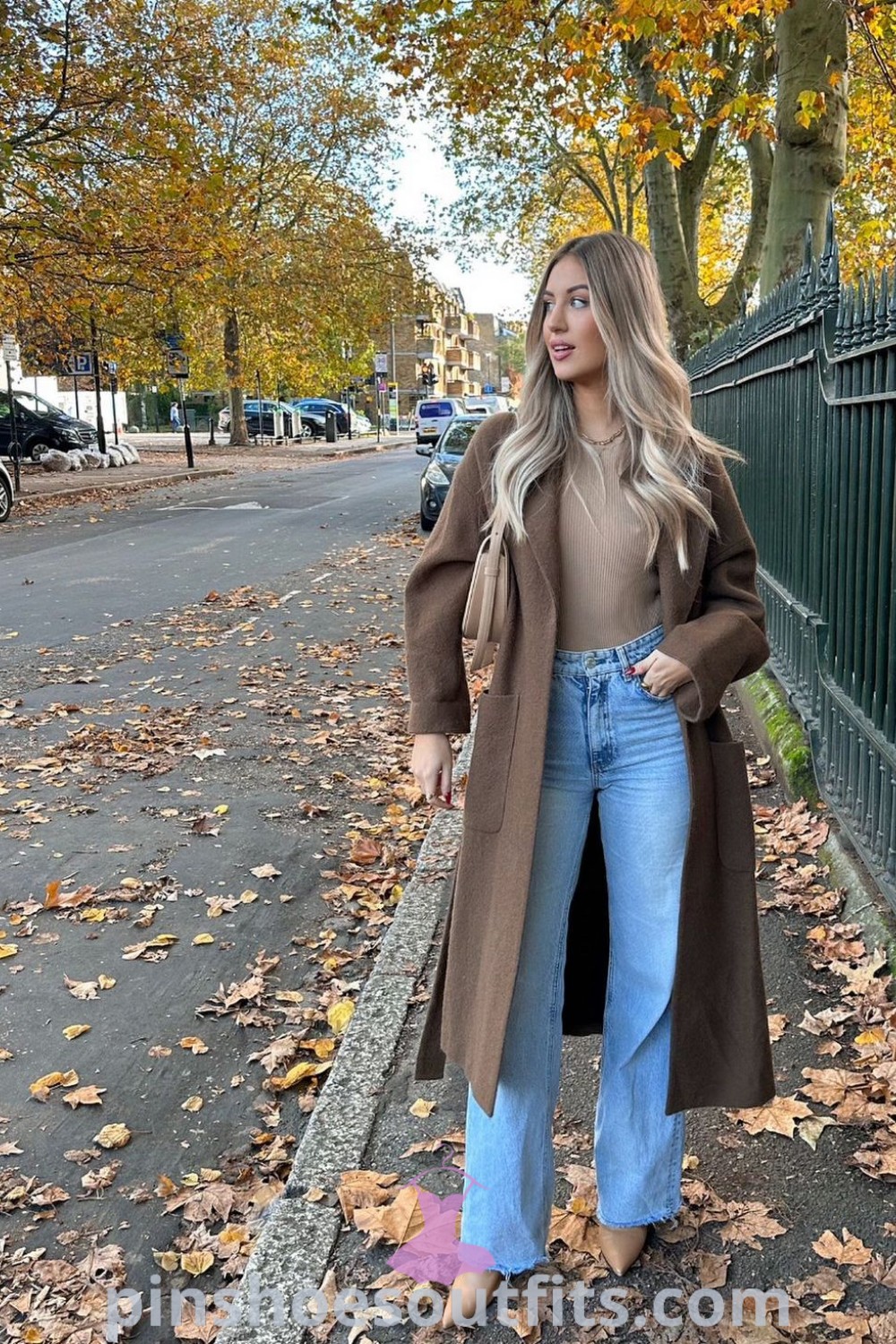 Cute winter outfits with jeans featuring cozy layers and comfy styles for winter, inspired by London aesthetic and NYC winter looks. Perfect for fashionable everyday elegance and stylish outfit ideas to inspire your look this season. Discover more at pinshoesoutfits.com
