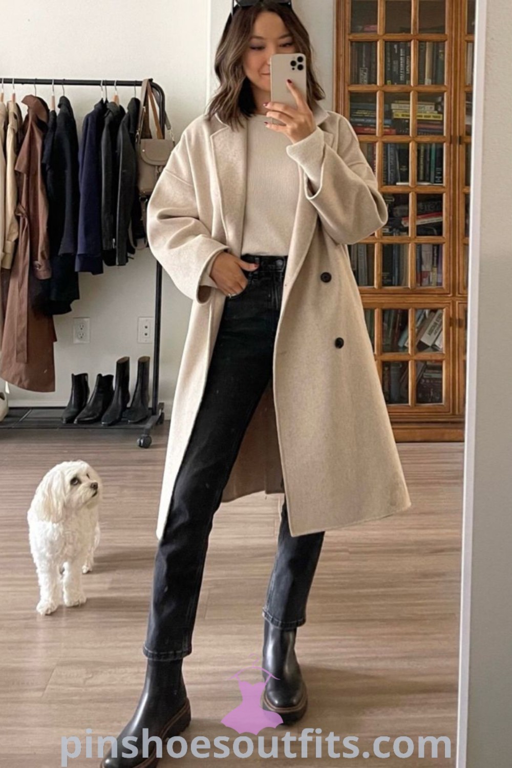 Beige coat outfits including long jackets, white wool coats, and peacoats for women exuding semi-formal Old Money style. Discover outfit ideas to look chic and elegant at pinshoesoutfits.com.