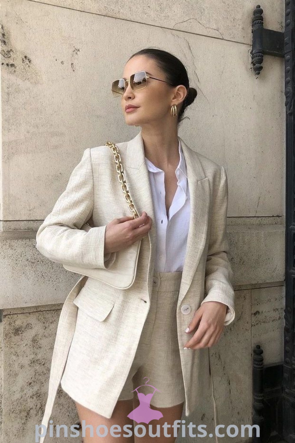 Stylish minimalist outfit featuring a beige look complemented by New Balance 327 sneakers, combining elements of office wear and street style. Discover outfit ideas to inspire your look this season at pinshoesoutfits.com.