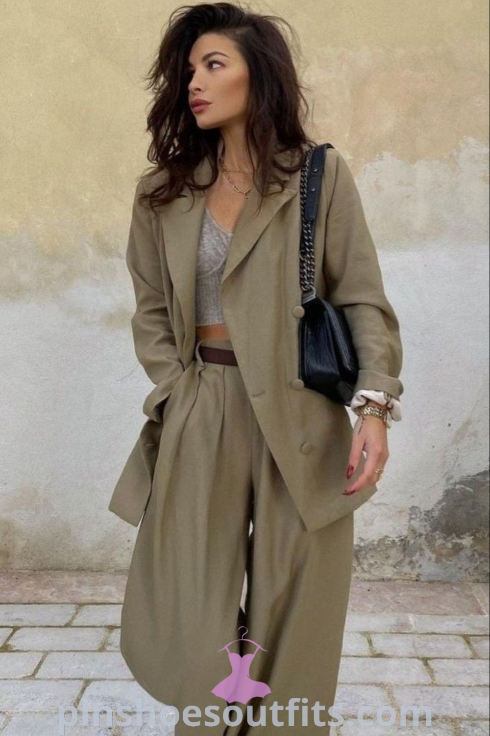 Chic and stylish work outfits showcasing professional attire that looks elegant and classy. Discover outfit ideas to look chic and modern at the office while avoiding style mistakes. Find more outfit inspiration at pinshoesoutfits.com.